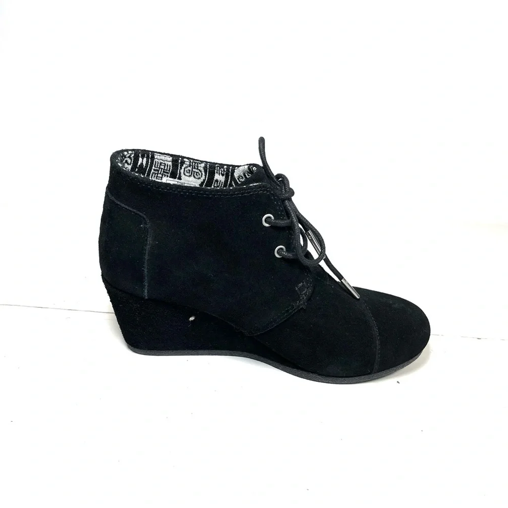 TOMS‎ Kala Women’s Ankle Boots Size 7.5 Black Suede Lace Up Wedge.